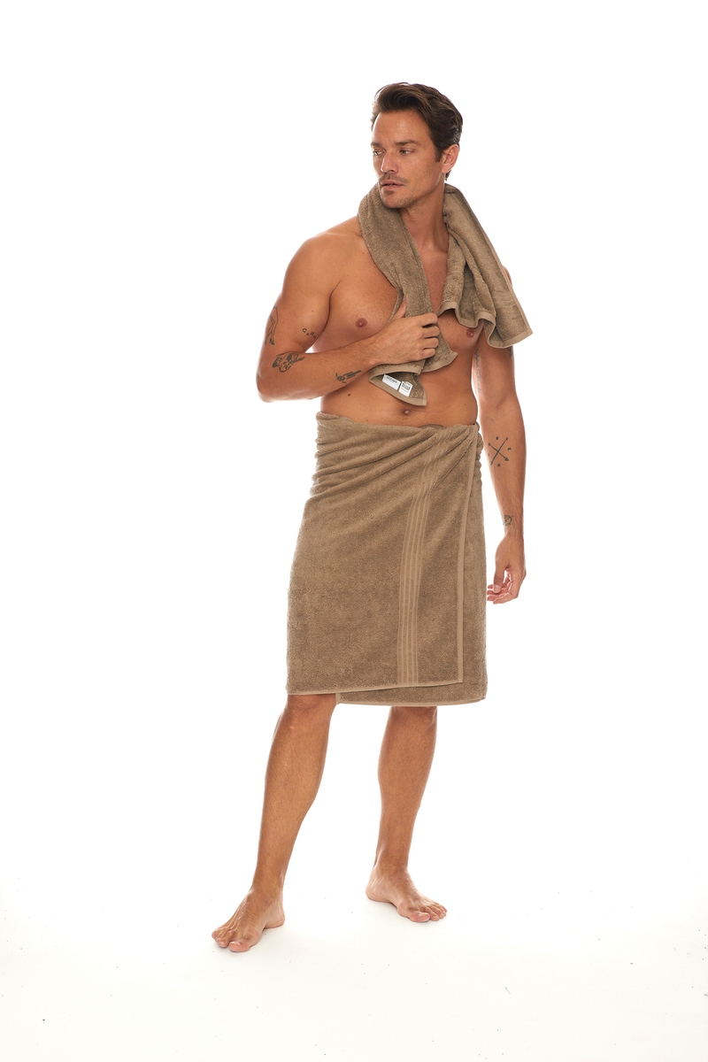 Homelover Towel Sets - Cone Brown | Oragnic Towels Modeled By Man
